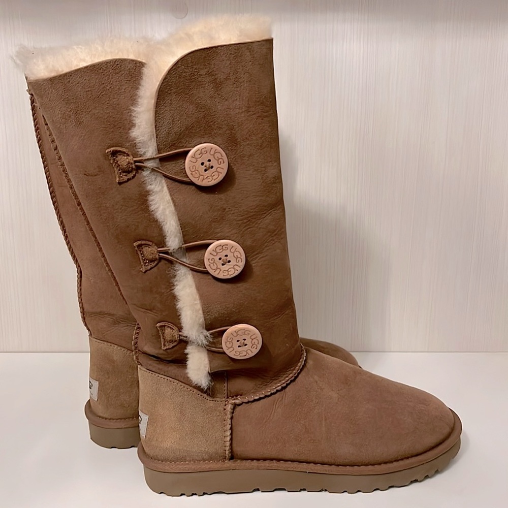 New Ugg “Bailey” Button Boots size 9
